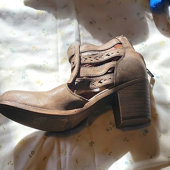 Roxy Boots - Picture 2 of 3